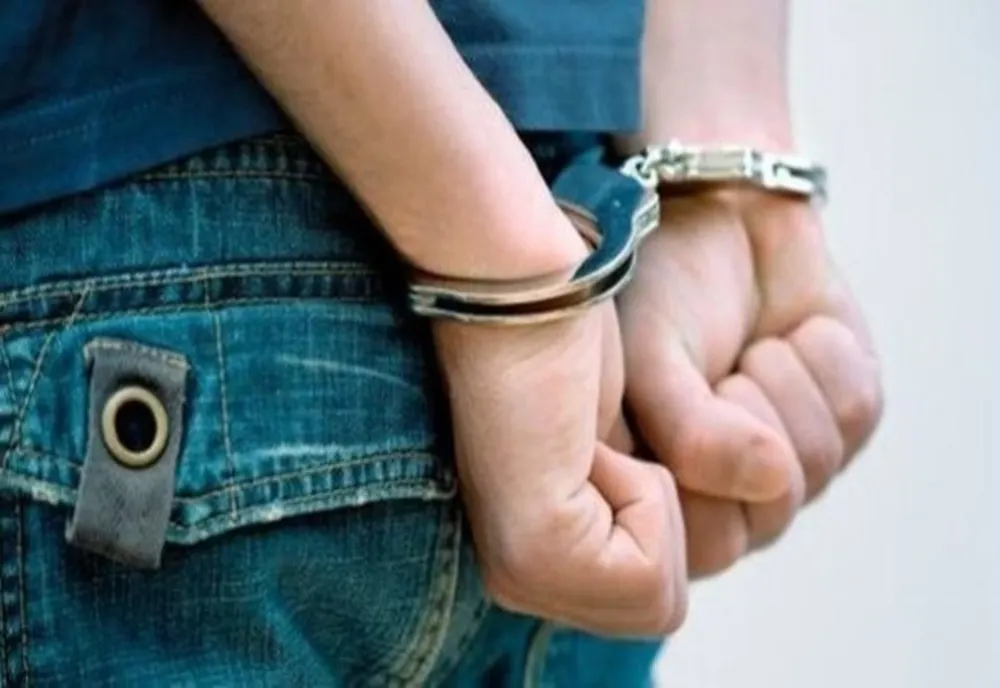 Bărbat cercetat de oamenii legii după ce a furat trei console de jocuri