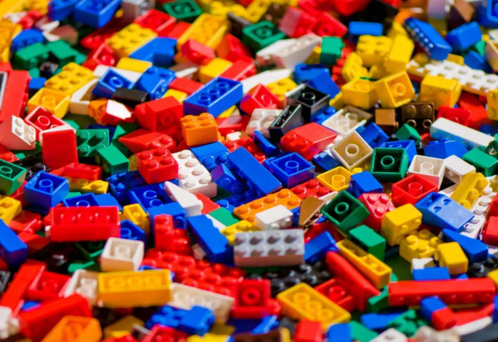 Peste 300 de jocuri Lego contrafăcute, confiscate de polițiștii bihoreni, în urma unei percheziții la locuința unui bărbat din Oradea