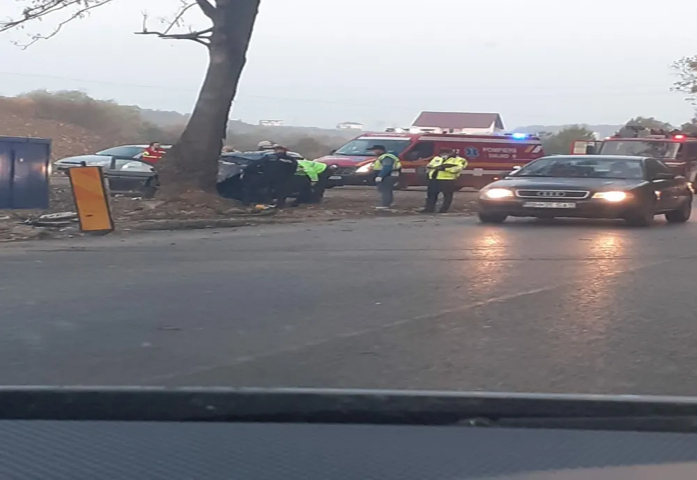 FOTO | Accident mortal în Bihor! Un şofer a murit după ce s-a izbit cu maşina de un copac