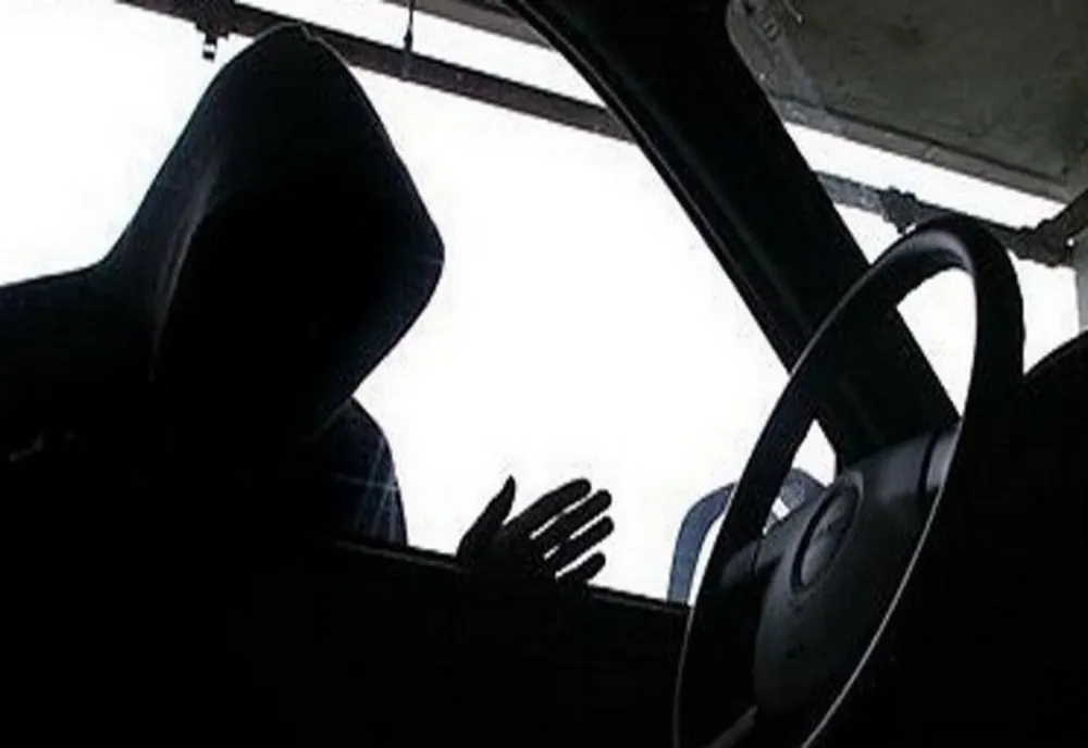 Doi bărbaţi din Oradea arestaţi! Sunt acuzaţi de mai multe furturi din autoturisme
