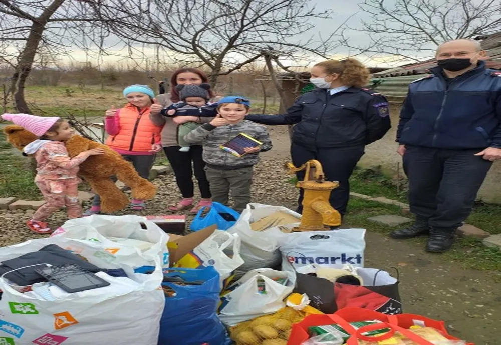 FOTO | Pompierii militari au adus spiritul Crăciunului în sufletele și casele a peste 100 de bihoreni