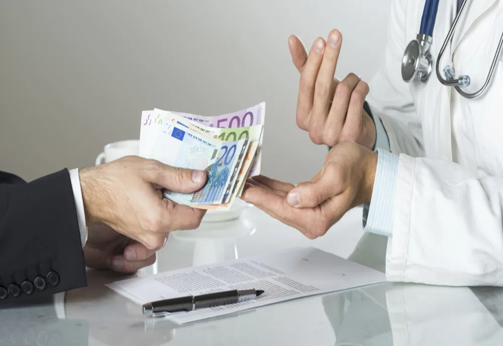 Fostul șef al Serviciului de Expertiză medicală din cadrul CJP Bihor, trimis în judecată! În circa o lună, a luat șpagă de la 500 de pacienți