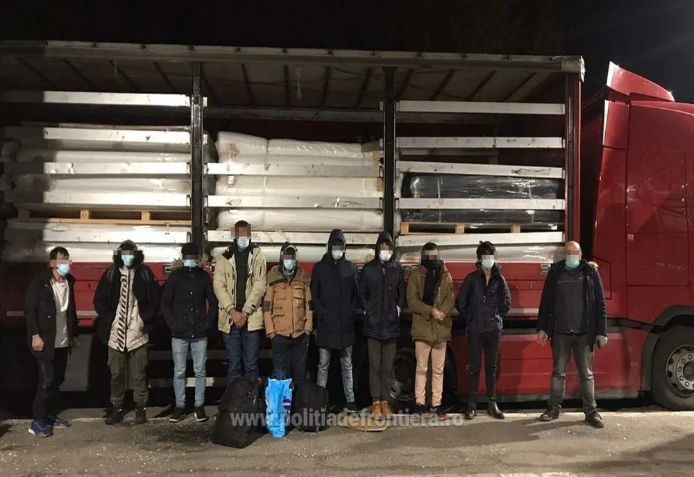 Nouă cetăţeni străini, depistaţi ascunşi într-un automarfar încărcat cu piese auto