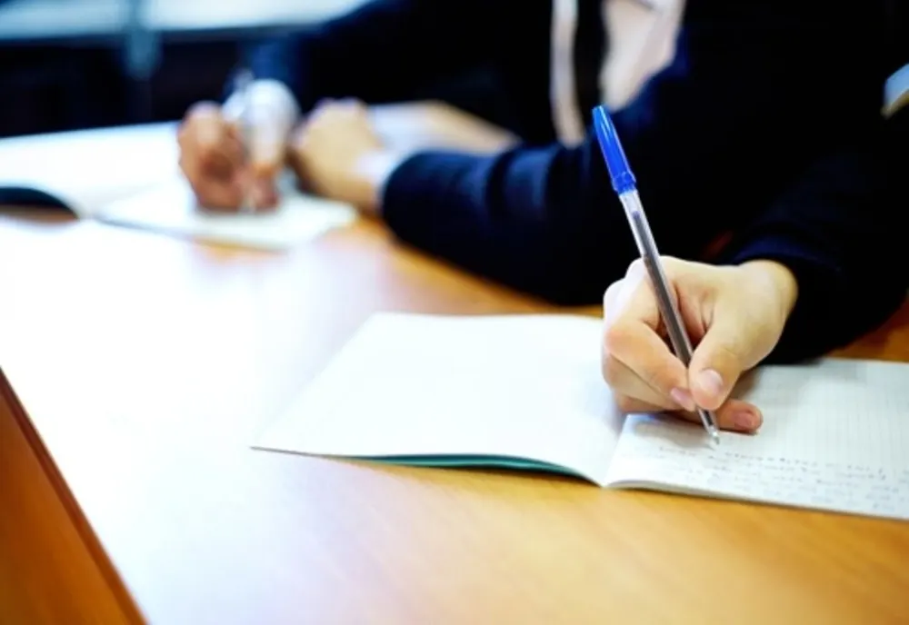 Simularea evaluării naţionale pentru clasa a VIII-a începe azi, cu proba la Limba şi literatura română