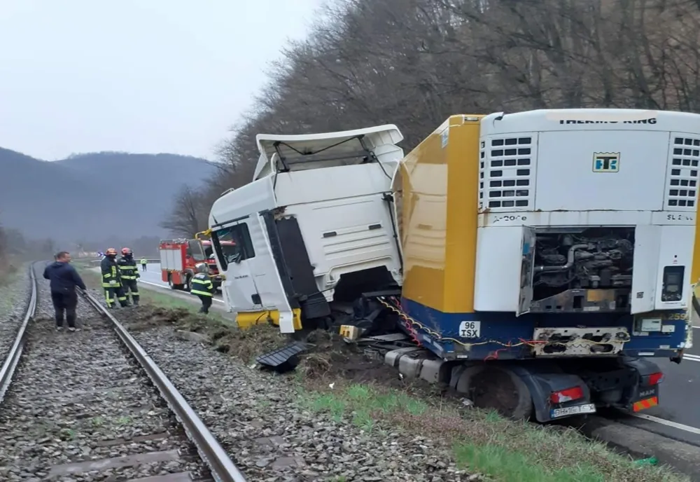 FOTO | Accident între Cluj şi Oradea! Un şofer a pierdut controlul autotrenului pe care îl conducea