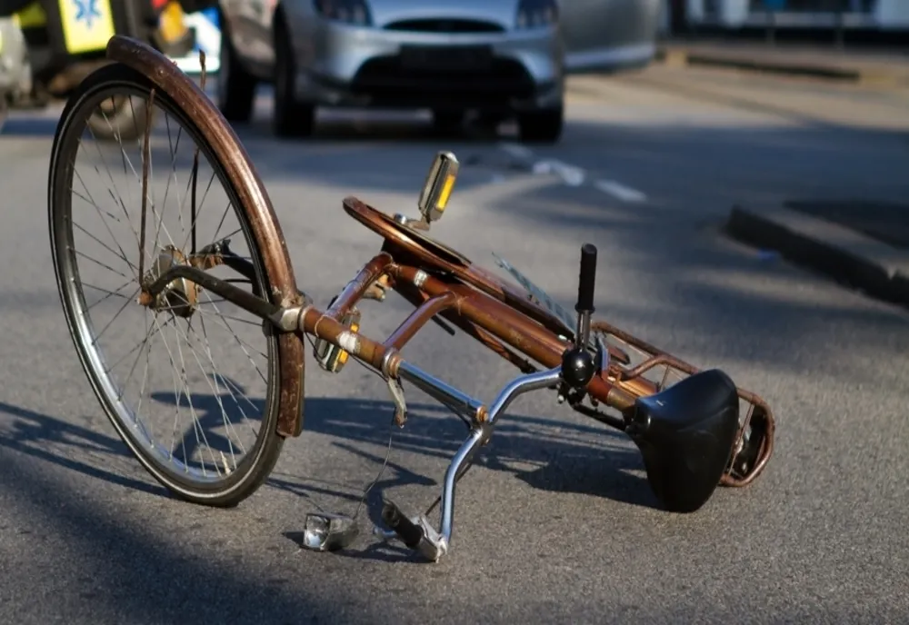 Biciclist lovit de o maşină condusă de un bărbat de 81 de ani