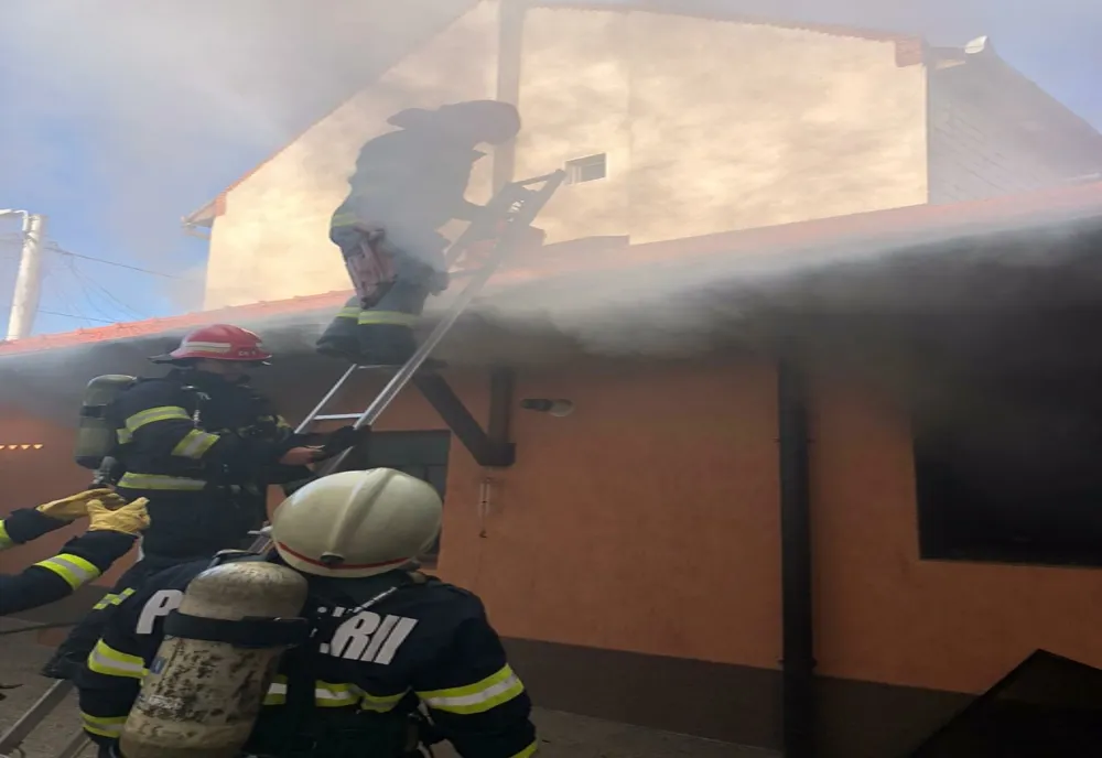 FOTO | Incendiu la o casă de pe strada Alexandru Sahia din Oradea
