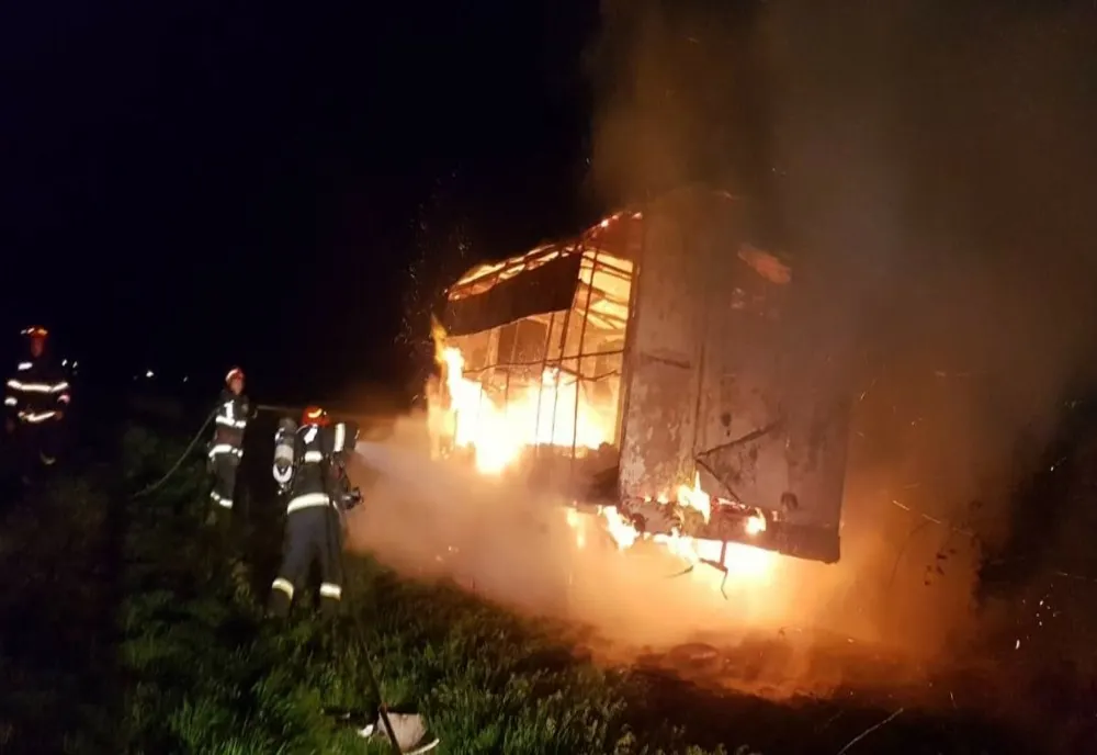 Remorcă distrusă de un incendiu între Oradea şi Nojorid! Focul a fost pus intenţionat
