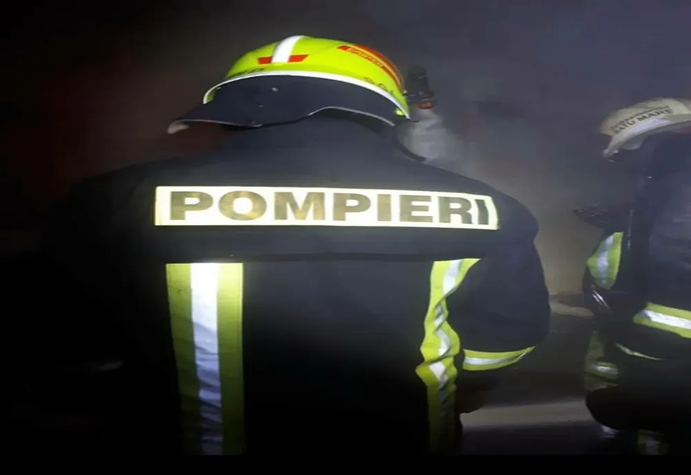 Acoperișul unei anexe dintr-o gospodărie din Lugașu de Jos, afectat de un incendiu