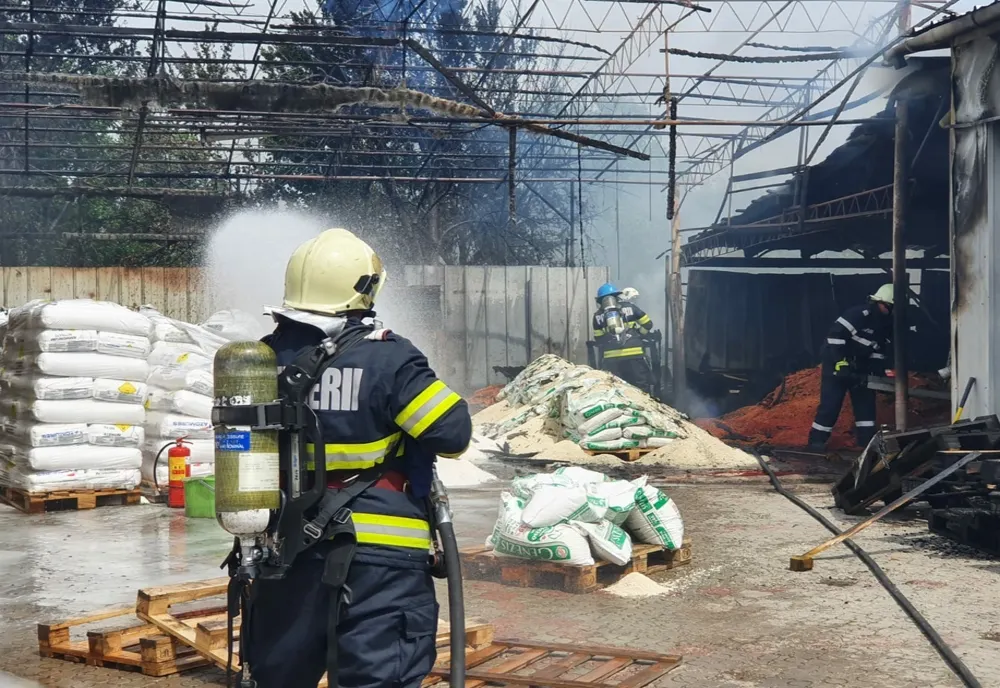 FOTO: Un depozit cu 10 tone de azot și 3 tone de nitrocalcar din Beiuș, la un pas de explozie, după izbucnirea unui incendiu!