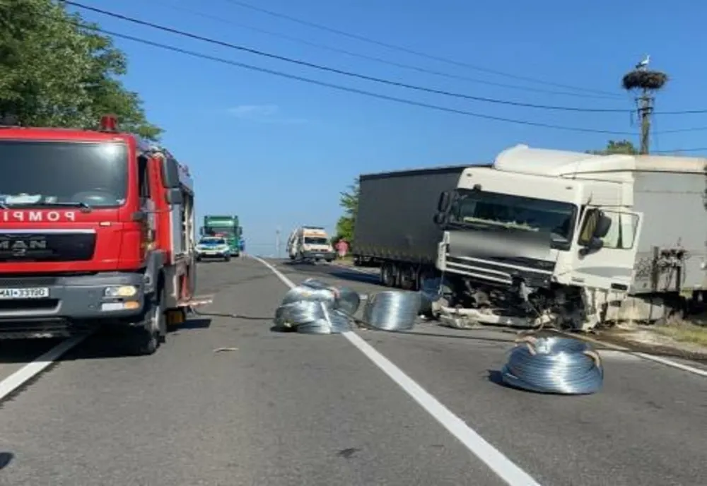 Accident cumplit în județul Cluj, după ce un autoturism a intrat într-un TIR! Trei persoane, printre care o fetiță de 7 ani, au murit