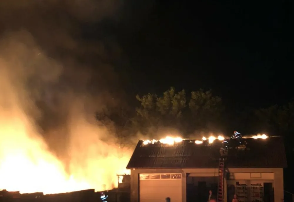 FOTO | Incendiu la o casă și un service auto din localitatea Borș