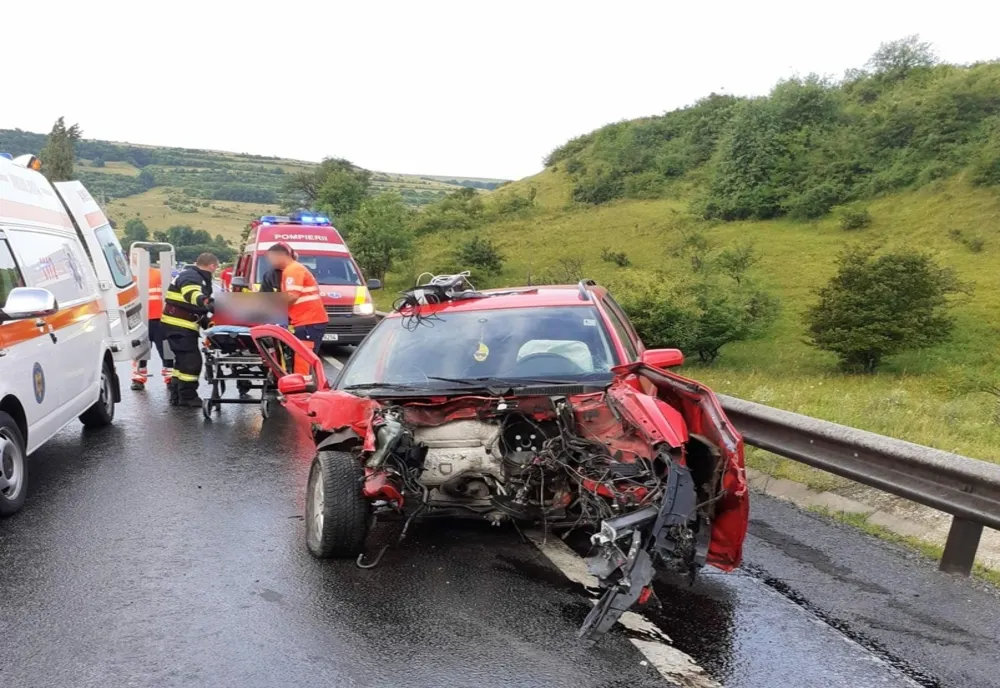 FOTO | Accident rutier între Cluj şi Oradea! Impact violent între un autocamion şi un autoturism