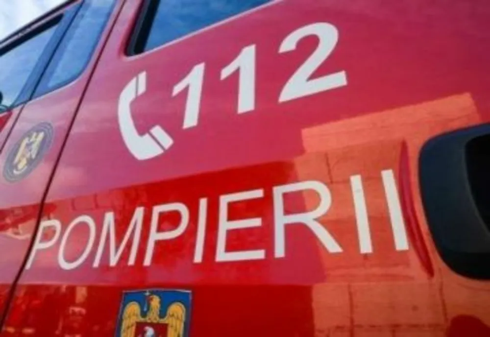 Incendiu într-un bloc de locuinţe din Oradea! Intervin pompierii cu două autospeciale