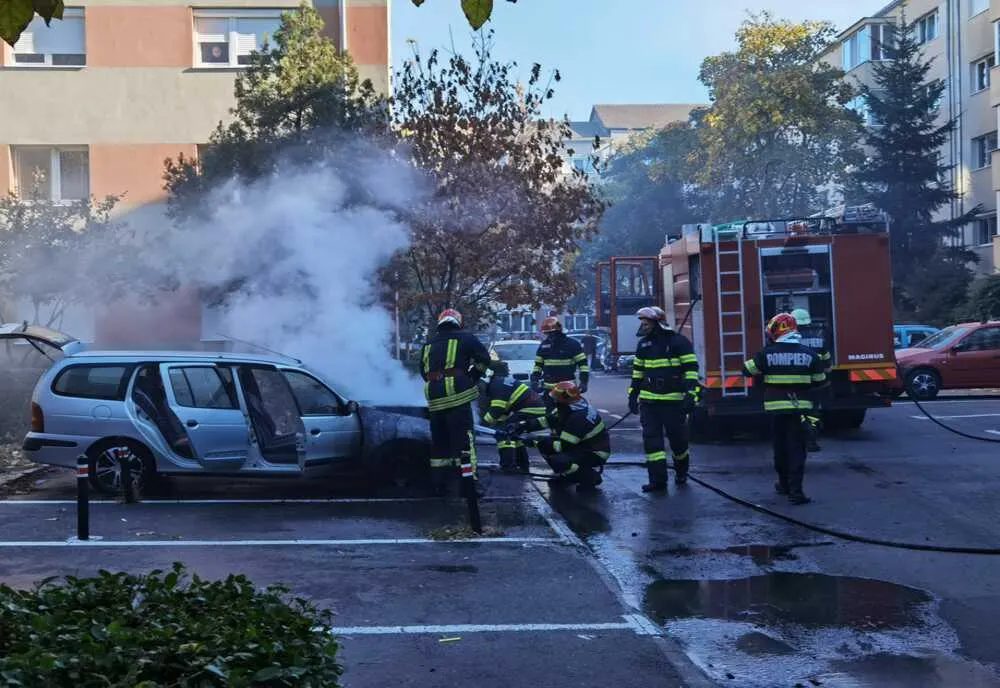 Maşină cuprinsă de flăcări pe o stradă din Oradea (FOTO)