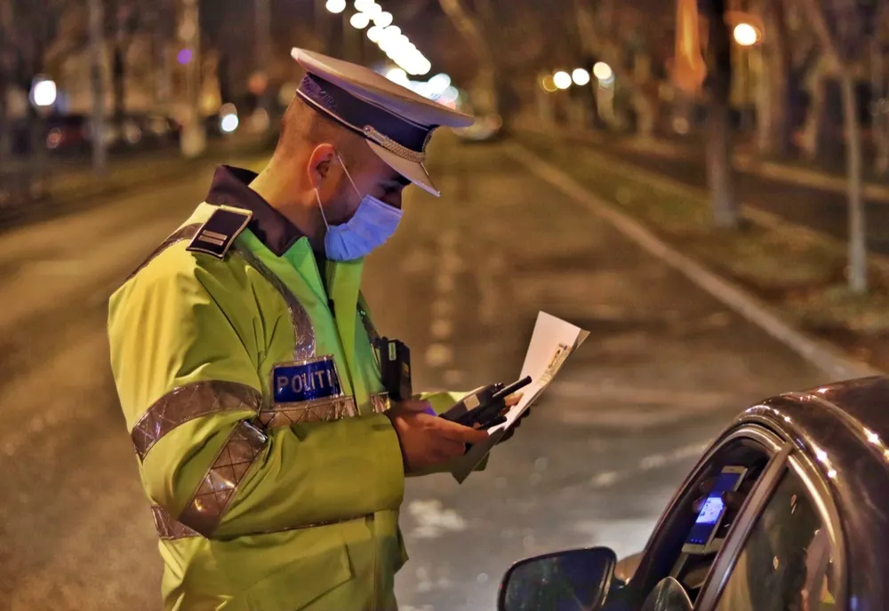 Aproape 120 de participanți la trafic, sancționați de polițiștii bihoreni! 12 șoferi, lăsați fără permise