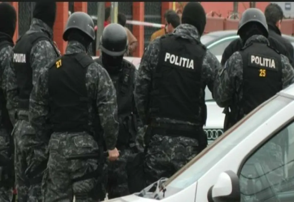 Mascații le-au bătut la ușă! Doi orădeni, cercetați pentru trafic de droguri