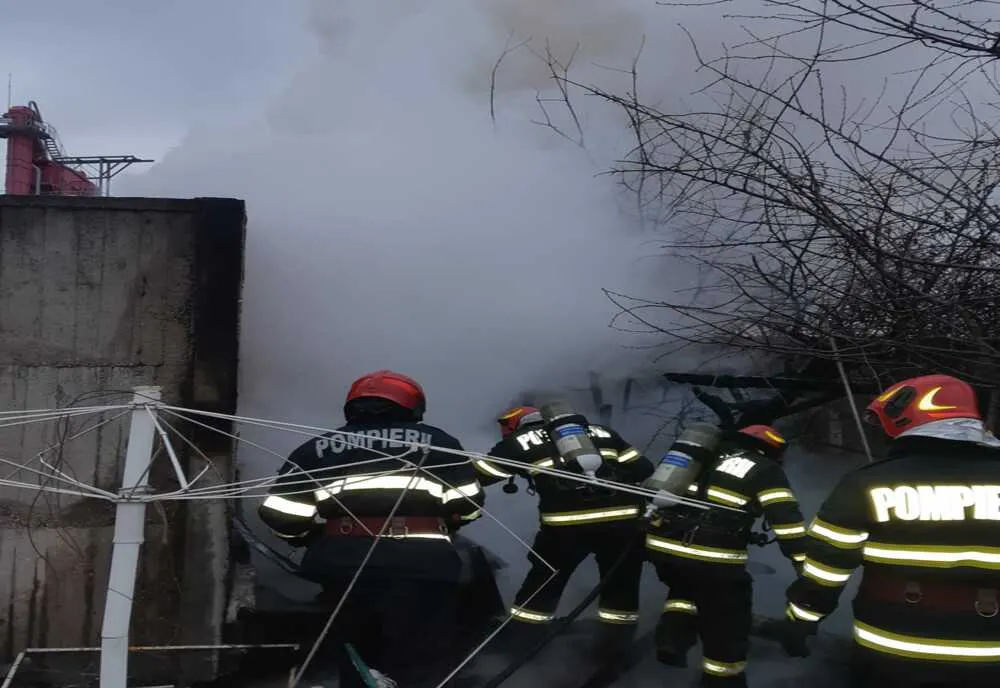 Bărbat găsit mort, într-o baracă improvizată cuprinsă de un incendiu în Oradea