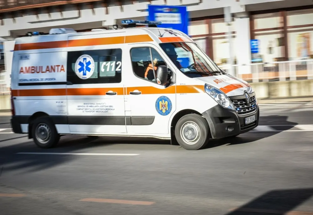 Doi bărbaţi loviţi de un microbuz în Oradea! Încercau să îşi repare maşina pe marginea drumului