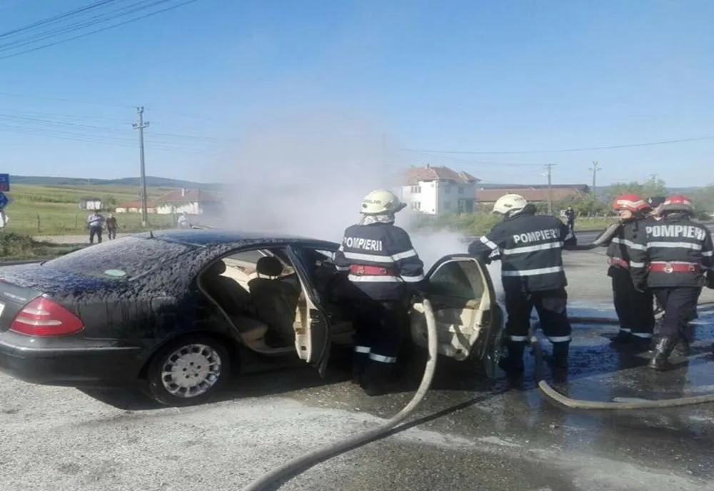 Maşini cuprinse de flăcări în două localităţi din Bihor
