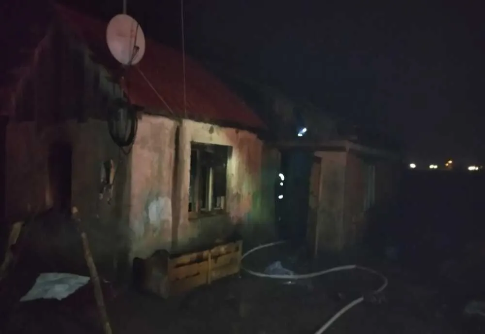 Un copil și doi adulți au fost răniți în urma unui incendiu în Balc! Focul a pornit din cauza unei ţigări