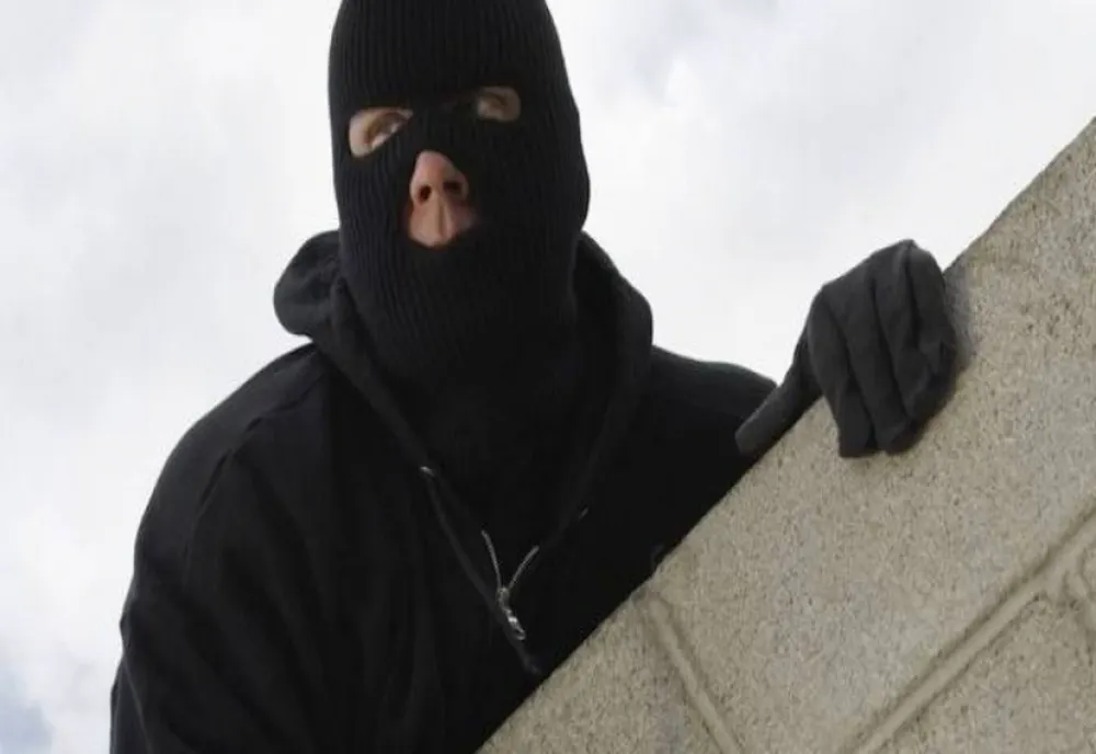 Septuagenară, tâlhărită în propria casă! Făptașul a ajuns după gratii
