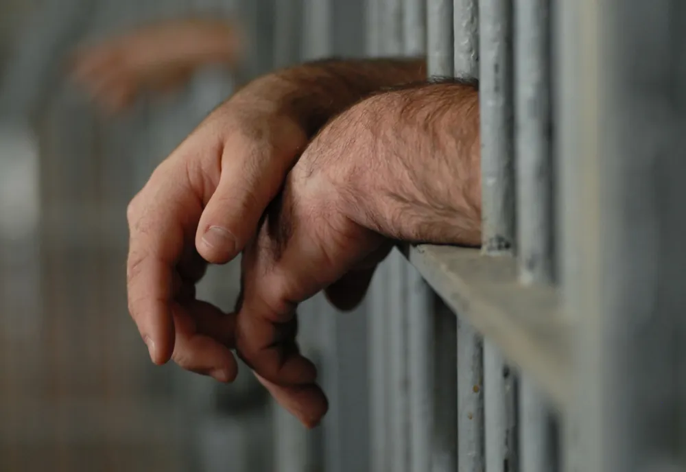 Condamnați la închisoare, depistați de polițiștii bihoreni și duși după gratii