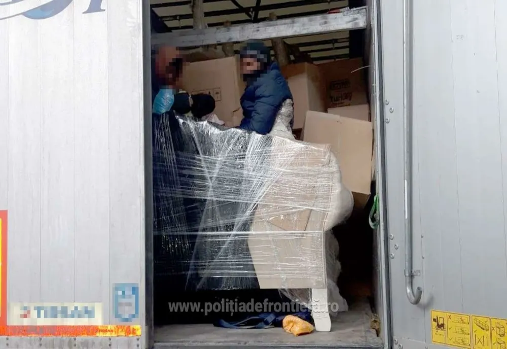 Doi cetăţeni din Bangladesh, ascunşi într-un TIR cu mobilă, depistaţi de polițiștii de frontieră din Vama Borș