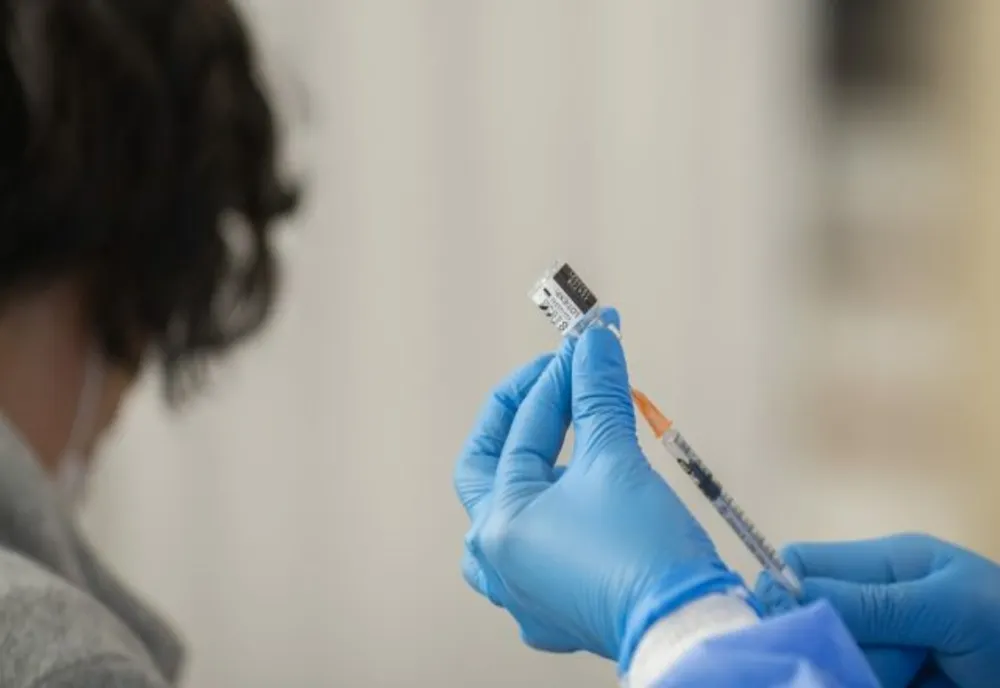 Un centru de vaccinare din Oradea îşi reduce programul
