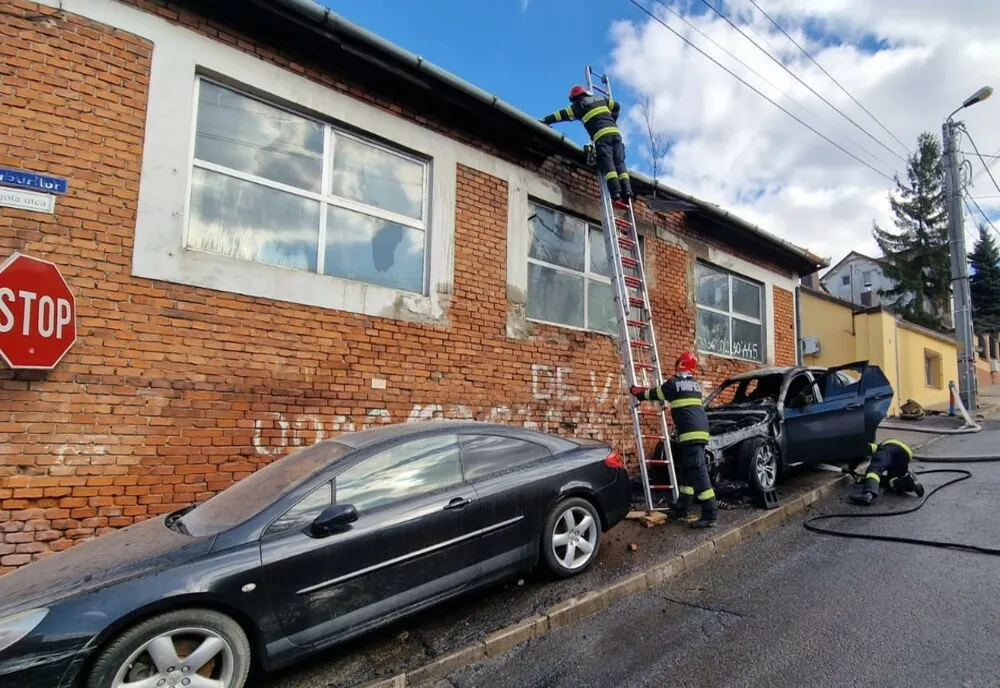 Incendiu pe o stradă din Oradea! O casă şi două maşini au fost afectate de flăcări (FOTO)