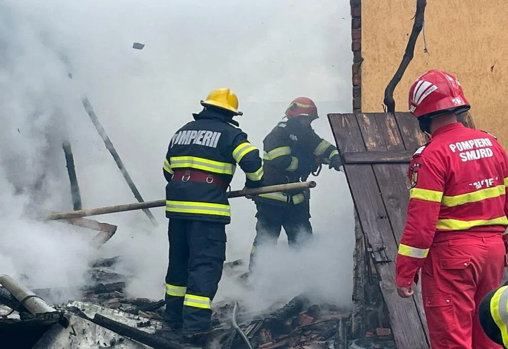 Incendiu violent la o gospodărie din Petrani, din cauza unui bec defect