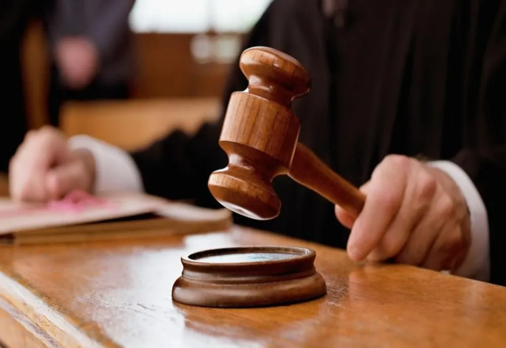 Instanța a dispus măsuri preventive față de cei trei bihoreni acuzați că au furat jumătate de milion de la o firmă din Bistrița