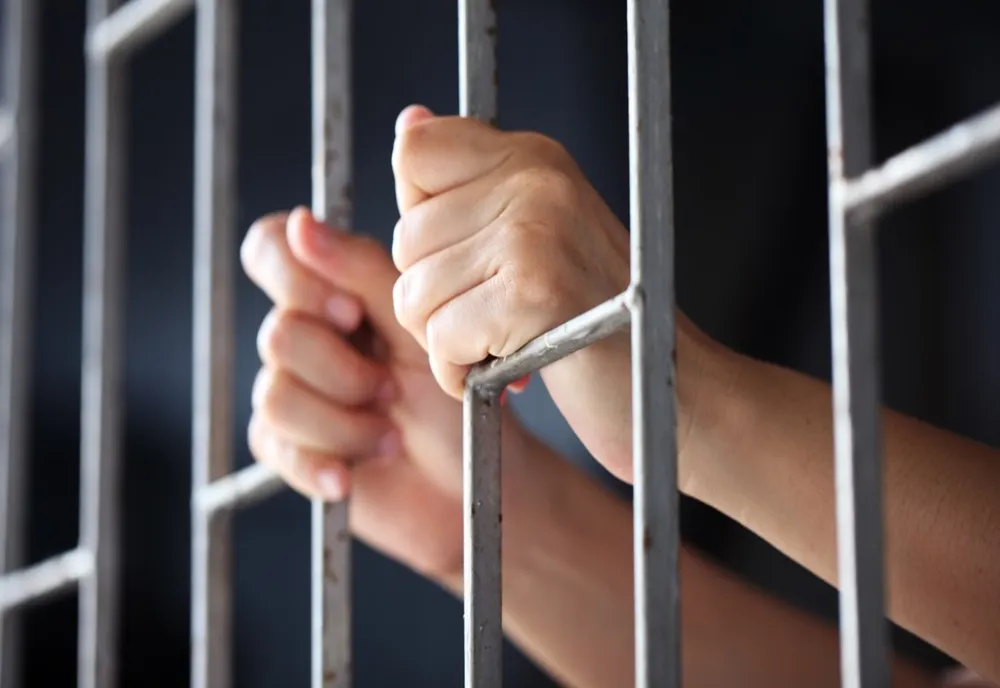 Doi orădeni condamnați la închisoare, duși după gratii de polițiști