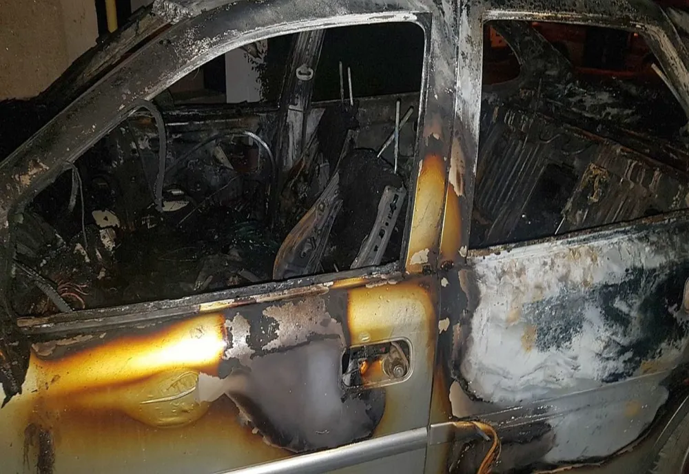 Maşini distruse cu un cocktail molotov! Un bărbat din Sântandrei a fost reţinut