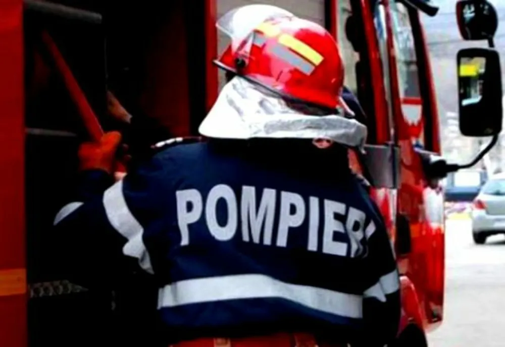 Incendiu la un apartament din Sânmartin din cauza fumatului! Cinci persoane s-au autoevacuat