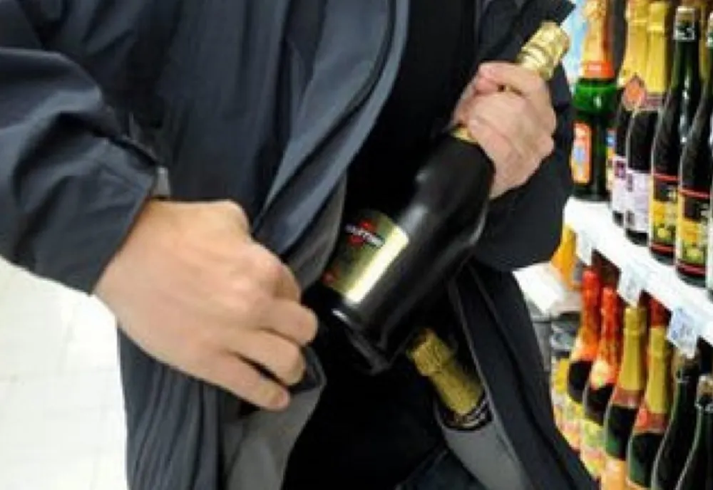 Orădeni prinşi după ce au dat mai multe spargeri în magazine din Oradea! Au furat mâncare