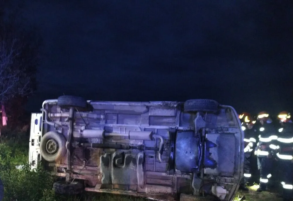 Grav accident în Bihor! Microbuz răsturnat: 5 persoane au fost rănite (FOTO)