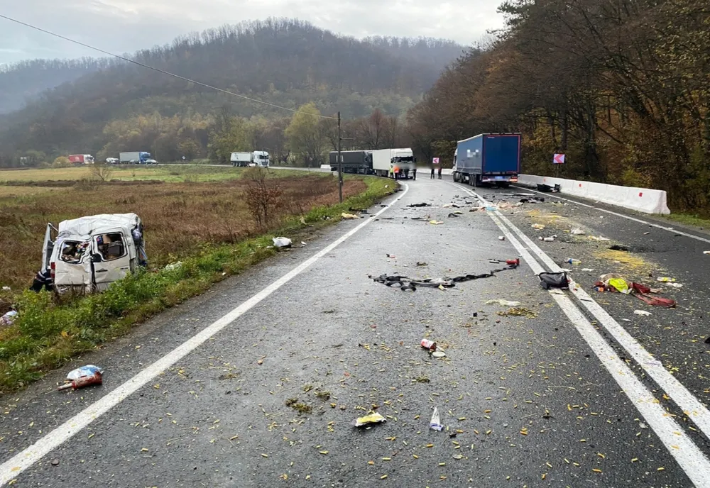 Grav accident între Cluj şi Oradea! Trei persoane rănite după impactul dintre un autotren şi o dubă (FOTO)