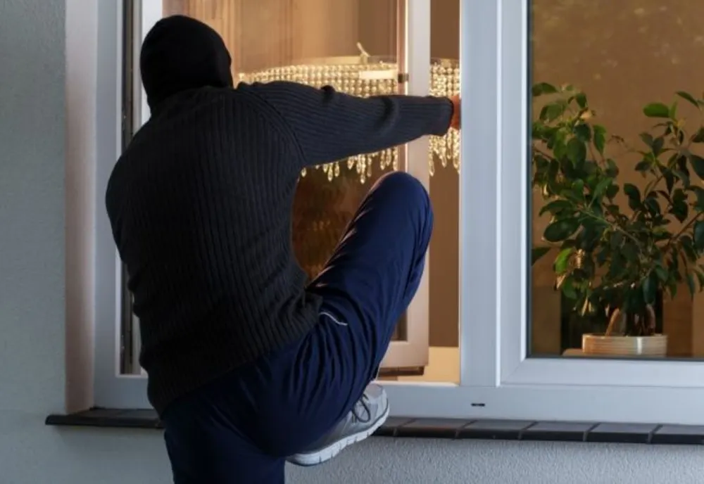 Tânăr din Tinca cercetat după ce a furat un televizor, un covor şi îmbrăcăminte dintr-o casă