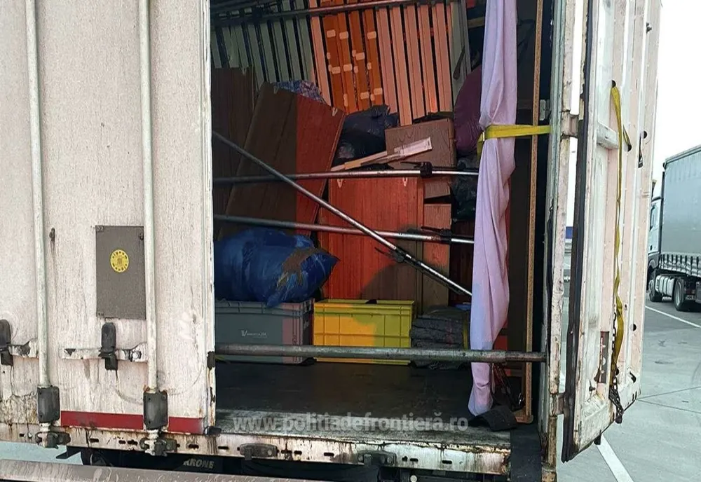 Aproape 26 de tone de deşeuri de îmbrăcăminte și încălțăminte din Germania, oprite în Vama Borș II