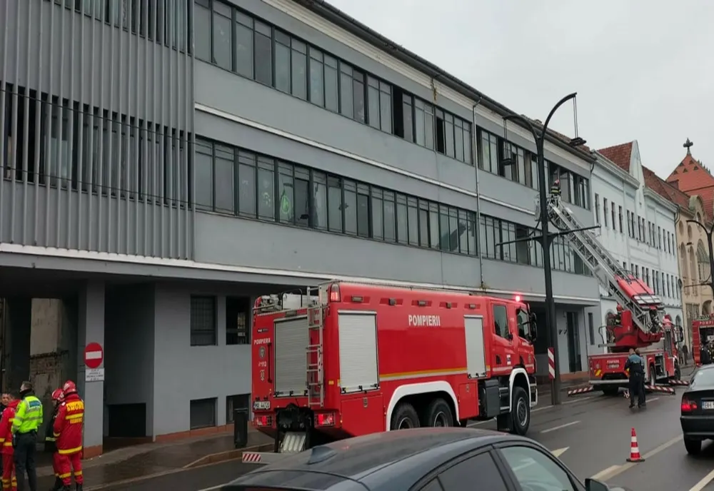 Incendiu la o clădire de pe strada Independenței din Oradea (FOTO)