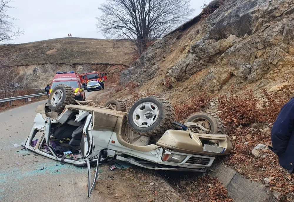 Sfârşit tragic pentru un bihorean! A murit după ce a căzut 15 metri în gol cu maşina (FOTO)