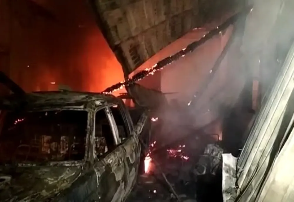 Incendiu de mari proporții la un garaj din Ponoară