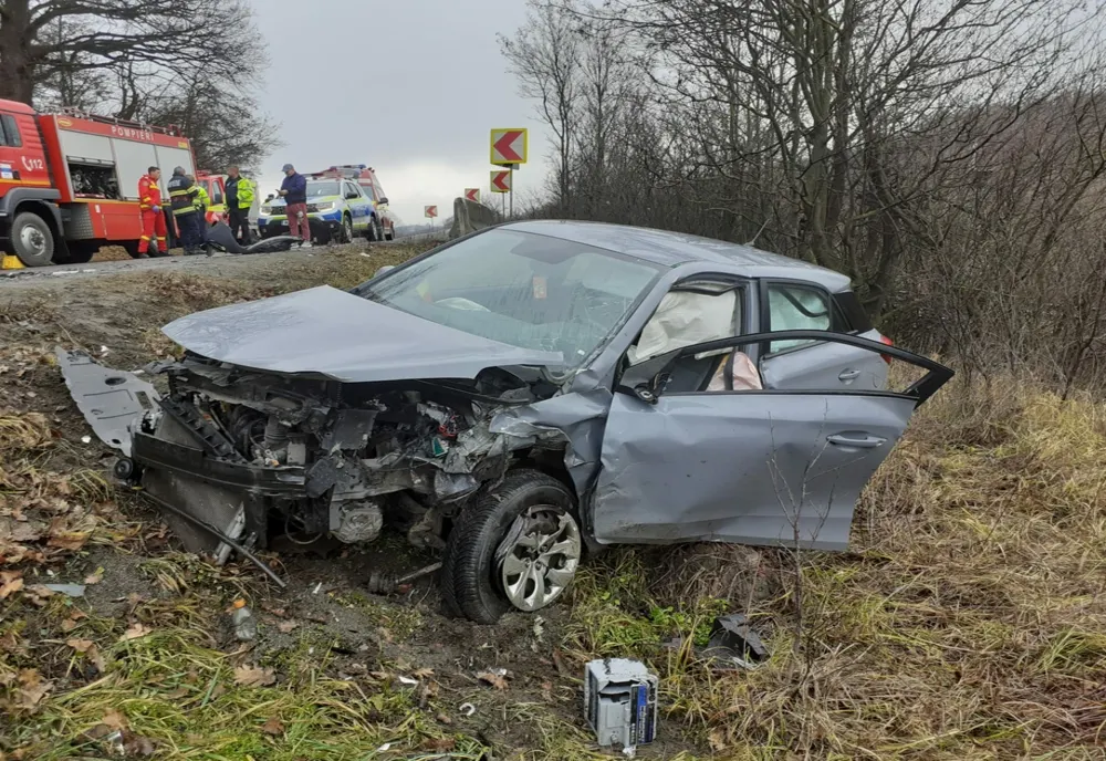 Accident cu două maşini pe E60! Două persoane au fost rănite şi au ajuns la spital (FOTO)