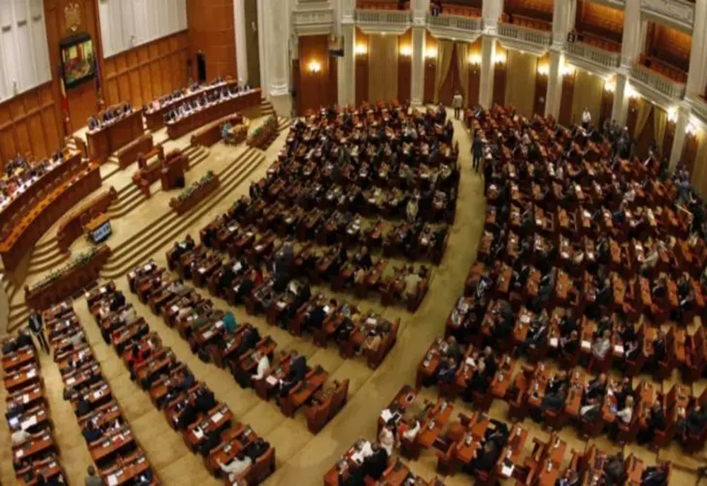 CAMERA DEPUTAŢILOR: LEGEA PENSIILOR MILITARE - MODIFICATĂ; INDEXAREA - ÎN RAPORT CU SOLDA SAU SALARIUL