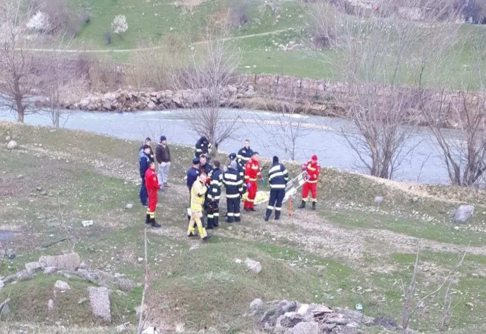 Bărbat salvat de pompieri după ce a căzut în apele Crișului Repede, în zona Cartierului Ioșia din Oradea (FOTO)