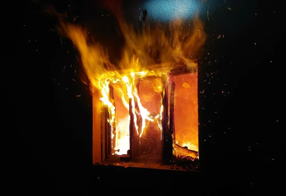 Incendiu la o casă din Holod | Focul a pornitdin cauza unui scurtcircuit (FOTO)