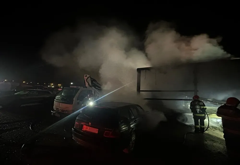 Incendiu la un service auto de pe Calea Clujului din Oradea | Trei maşini au luat foc (FOTO)
