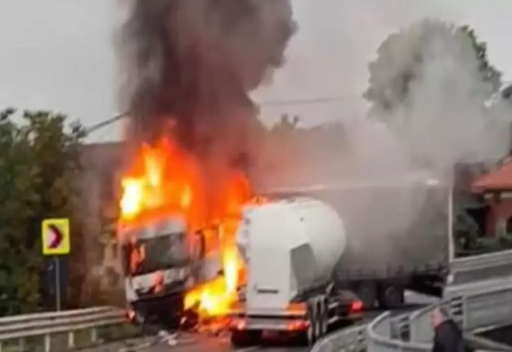 Impact frontal între o cisternă și un TIR 