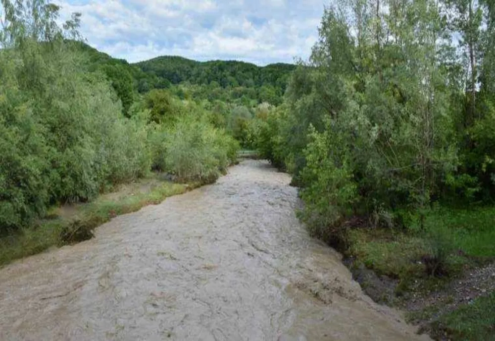INHGA: ATENŢIONĂRI COD ROŞU DE INUNDAŢII, COD PORTOCALIU ŞI COD GALBEN DE VIITURI ÎN 13 BAZINE HIDROGRAFICE